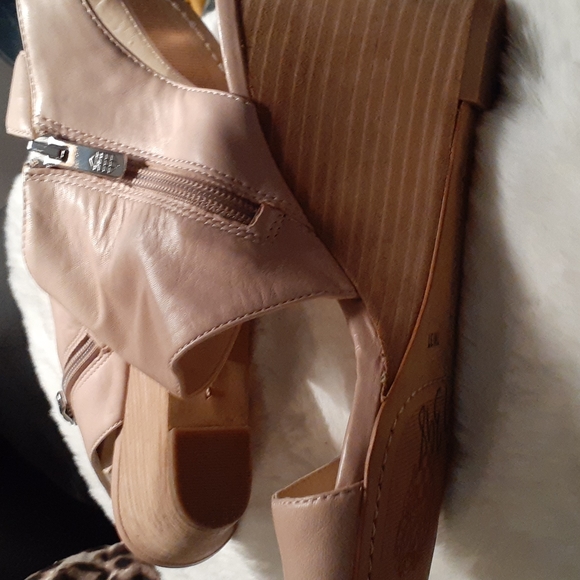 Vince Camuto - Picture 3 of 6